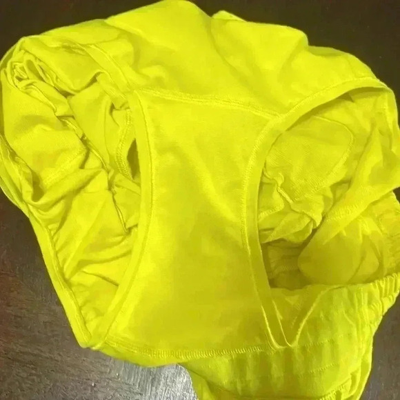 Lululemon Hotty hot short high rise - Picture 6 of 8